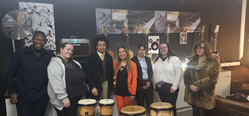 Candidats de la Pr&eacute;pa M&eacute;tiers lors d'une visite en studio musique