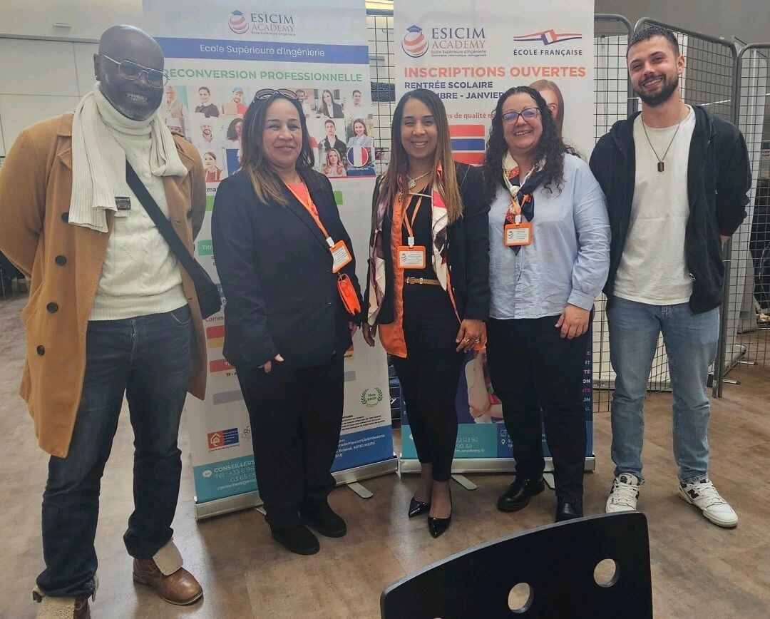 Équipe ESICIM présente lors d’un événement consacré à l’emploi et à l’accompagnement professionnel
