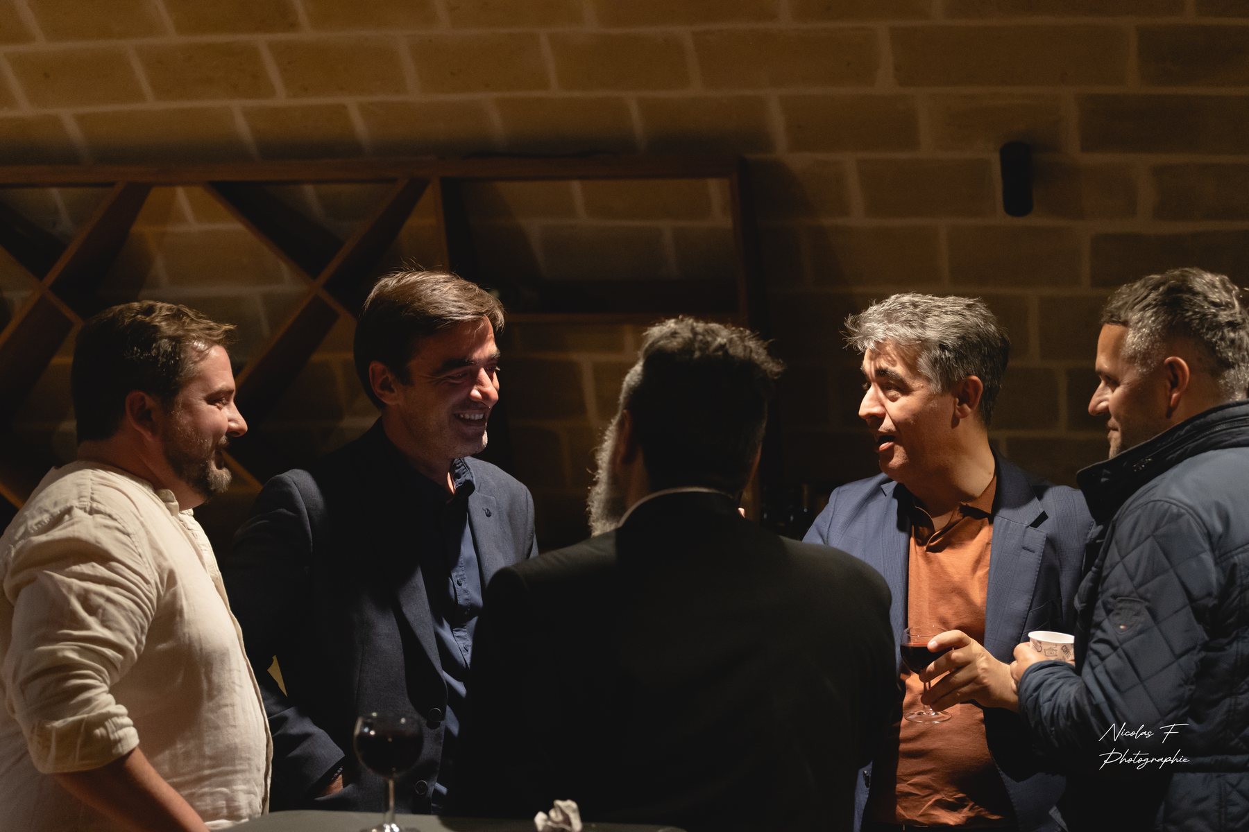 Discussion entre participants &agrave; l'afterwork ESICIM
