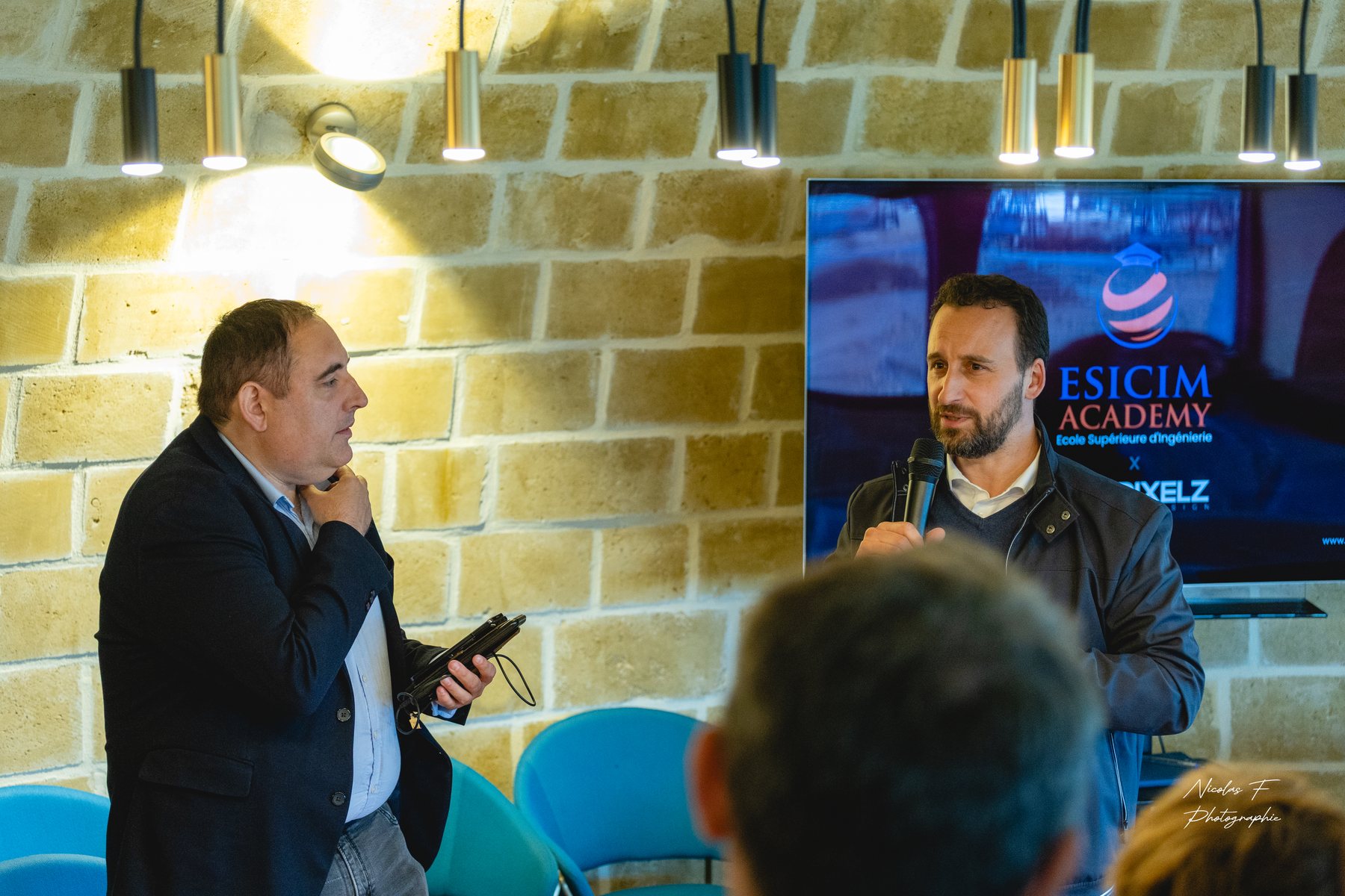 Intervention devant les participants lors de l'afterwork