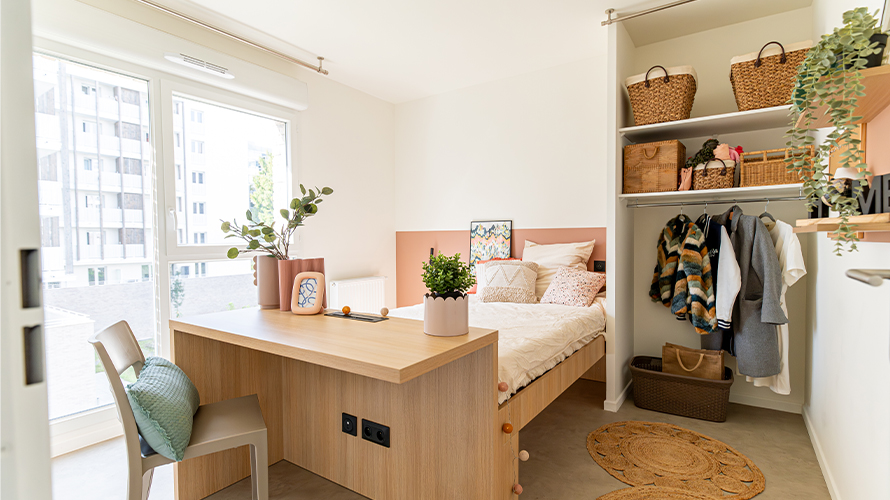 Studio étudiant meublé avec lit, bureau et rangements dans une résidence Nomad Campus à Cergy