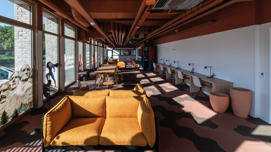 Espace d’étude partagé avec bureaux